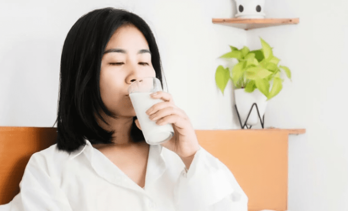 睡前喝熱牛奶可以助眠嗎 睡前喝熱牛奶可以助眠嗎